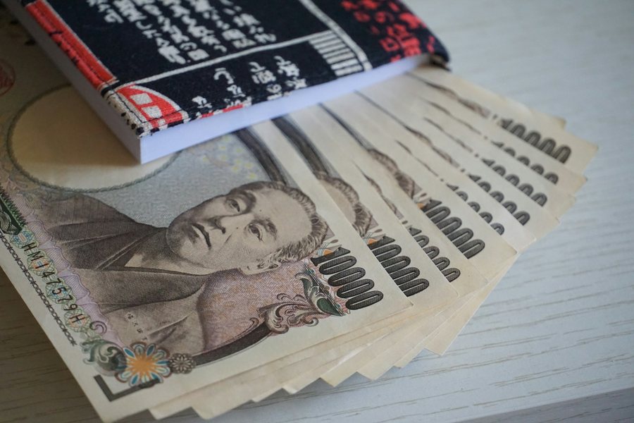 財布から扇状に広げた紙幣