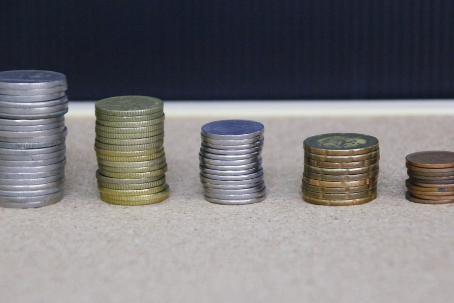 棚に並べた硬貨の山